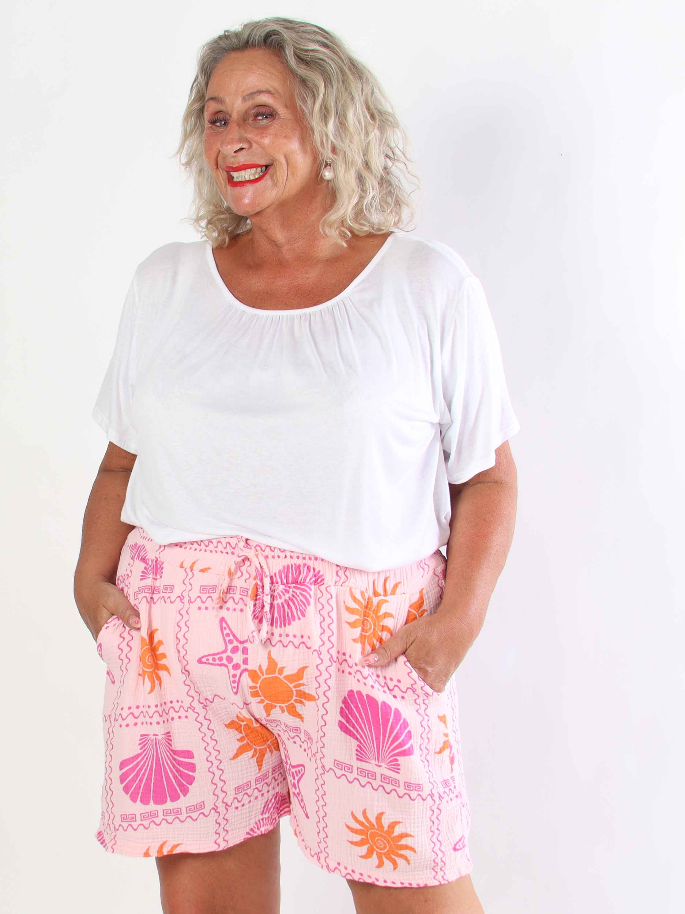 Stevie Summer - Plus size shorts i bomulds musselin-stof med sommermotiver